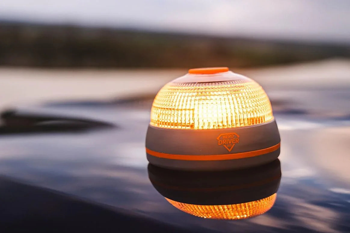 Baliza luminosa naranja conectada y geolocalizada flotando sobre agua al atardecer