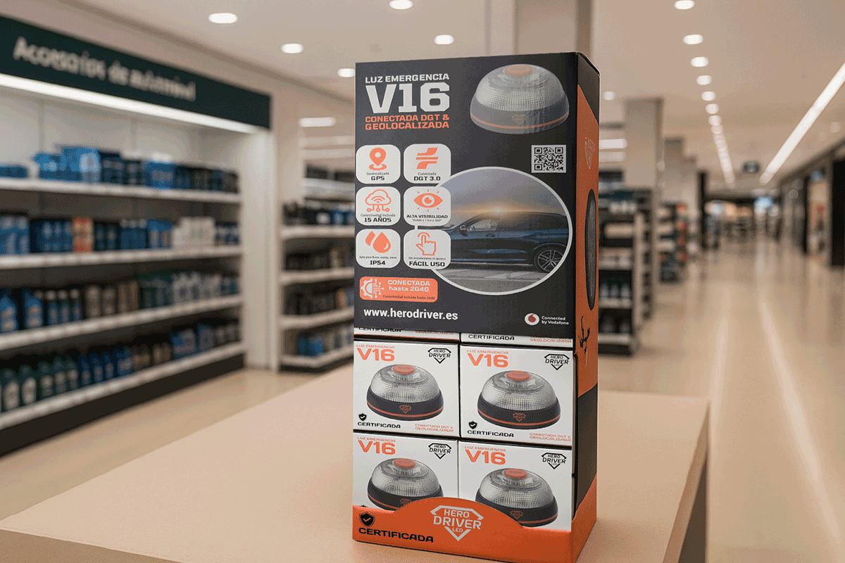 Expositor en tienda con luces de emergencia V16 conectadas, geolocalizadas y certificadas